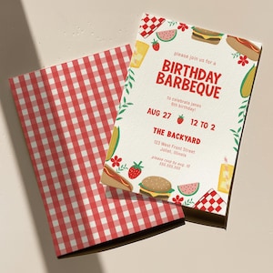 Op de afbeelding: Een witte uitnodigingskaart met rode en groene illustraties van eten en een picknickdeken. De tekst op de kaart luidt: "Doe mee met ons voor een verjaardagsbarbecue om de 8e verjaardag van Janas te vieren! Aug 27 12 tot 14 The Backyard 123 West Front Street Jollet, Illinois Laat het ons weten voor 10 augustus"