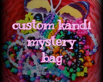 Può includere: Un cesto di vimini rosso pieno di braccialetti kandi personalizzati colorati. I braccialetti sono fatti di perline di plastica e hanno varie lettere e simboli. Il testo "custom kandi mystery bag" è scritto in lettere rosa sull'immagine.