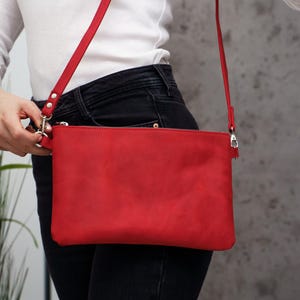Pochette en cuir rouge, sac en cuir rouge fait main, pochette à fermeture éclair, sac plat en cuir, pochette à bandoulière, sacs à bandoulière pour femme
