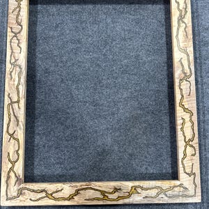 Moldura de madeira de bordo encaracolado com tinta epóxi dourada Fractal Burn, 16 x 20