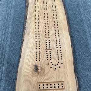 Tablero de cribbage de cerezo extragrande con borde natural - Madera auténtica - Gran regalo 2024