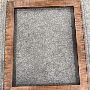 Pode incluir: Conjunto de três canecas de cerâmica com acabamento fosco e salpicado. As canecas são em tons de creme, cinza claro e cinza escuro. Design simples e minimalista.