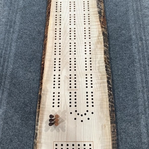 Tablero de cribbage de arce rizado EXTRA GRANDE con borde natural - Madera auténtica - Gran regalo