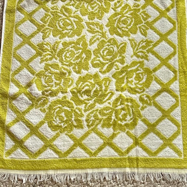 Vintage 1970s Chartreuse Green Roses Lattice Fringe Terry Bath Towel