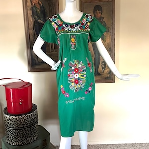 Vintage Green Mexican Embroidered Mini Peasant Caftan Dress Hippie Sundress S/M