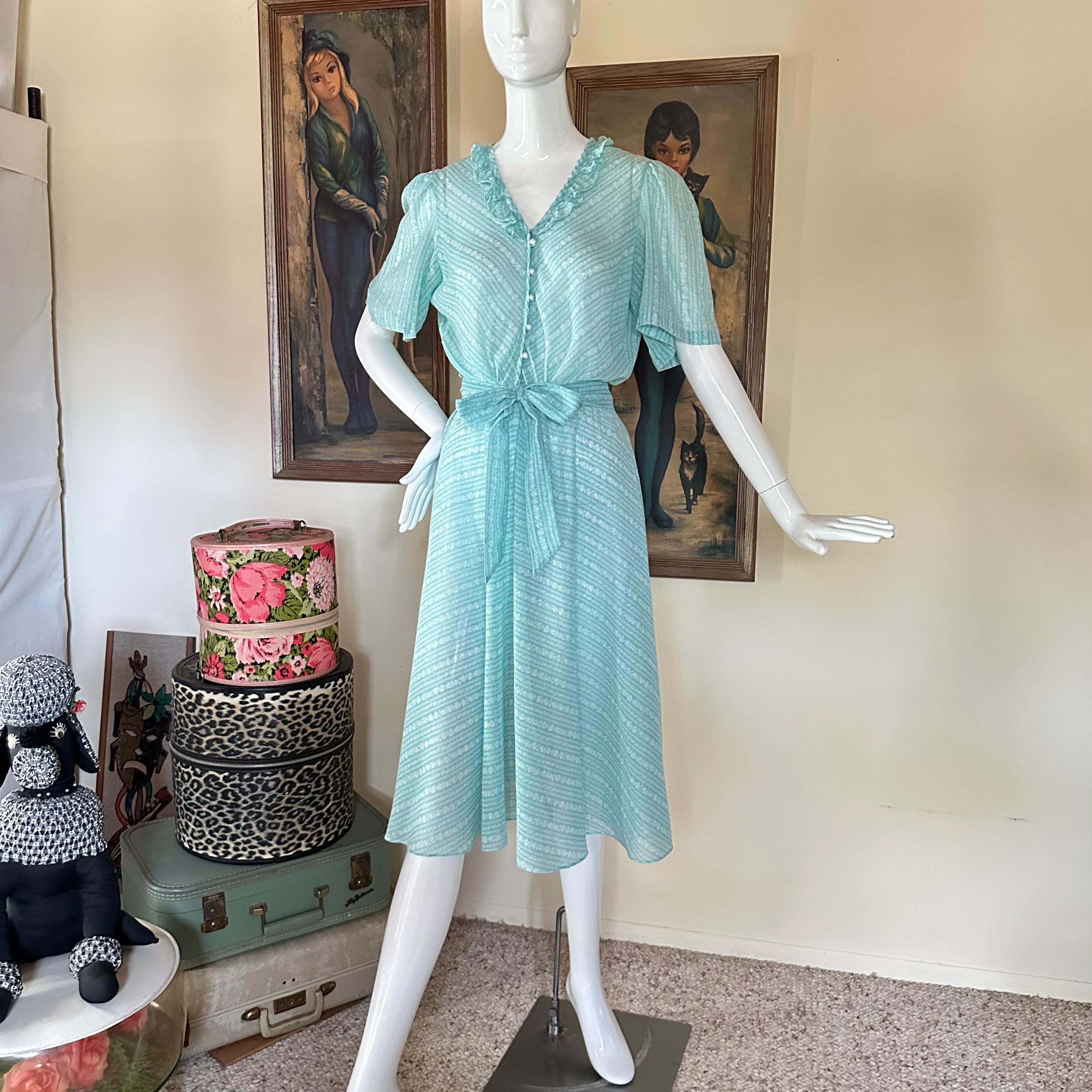 1950s housewife dress Forum Novelties Women's 50s Costume, Medium/Large : Clothing, Shoes & Jewelry personal body size How to Live a Vintage
