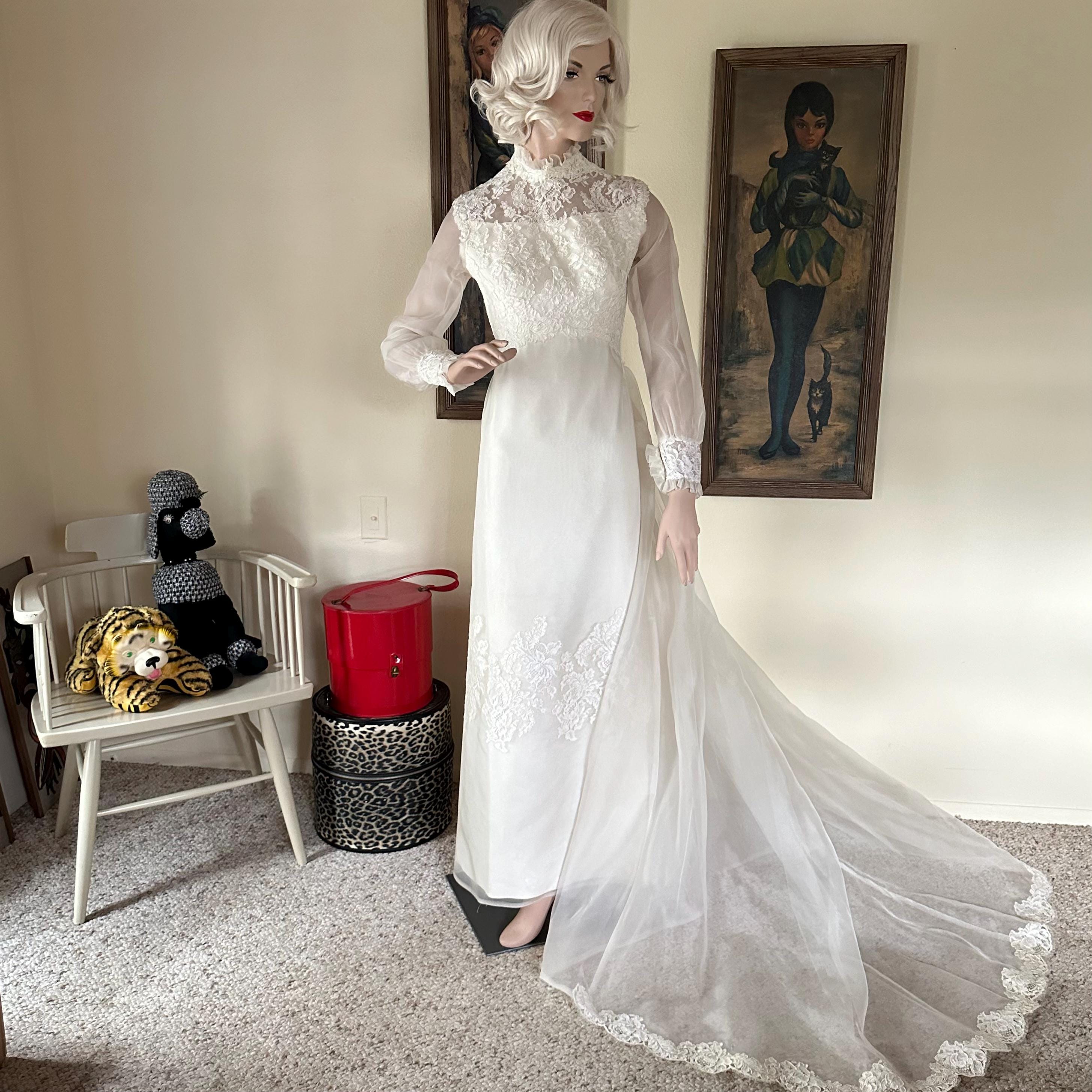 Vintage 60s 70s Wedding Gown Traditional Button Back