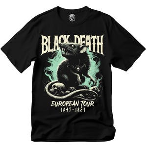 Pu&ograve; includere: T-shirt nera con un'illustrazione dettagliata di un ratto, teschi e fumo verde. Il testo "BLACK DEATH" &egrave; scritto in gotico, con "EUROPEAN TOUR 1347-1351" sotto.