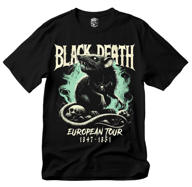 Pu&ograve; includere: T-shirt nera con un'illustrazione dettagliata di un ratto, teschi e fumo verde. Il testo "BLACK DEATH" &egrave; scritto in gotico, con "EUROPEAN TOUR 1347-1351" sotto.