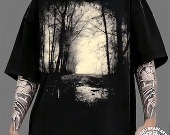 Camiseta Bosque Oscuro: Camiseta con Gráfico de Pino