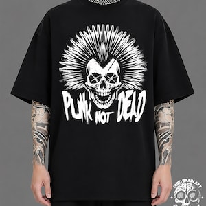 Puede incluir: Una camiseta negra de manga corta con un gráfico blanco de una calavera con un gran peinado mohicano. La calavera tiene ojos en forma de X y la boca abierta. Debajo de la calavera, el texto dice PUNK NOT DEAD. Un pequeño logo dice FRIED BRAIN ART.