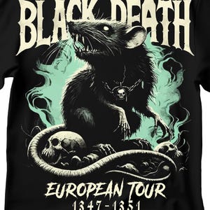 Pu&ograve; includere: T-shirt nero con un'illustrazione dettagliata di un ratto minaccioso con denti affilati, con un ciondolo a teschio. Le parole "BLACK DEATH" sono sopra il ratto, con "EUROPEAN TOUR 1347-1351" sotto. Il design include teschi e uno sfondo fumoso turchese.