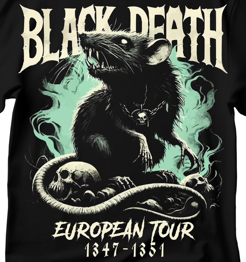 Pu&ograve; includere: T-shirt nero con un'illustrazione dettagliata di un ratto minaccioso con denti affilati, con un ciondolo a teschio. Le parole "BLACK DEATH" sono sopra il ratto, con "EUROPEAN TOUR 1347-1351" sotto. Il design include teschi e uno sfondo fumoso turchese.