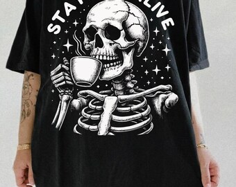 ステイイング・アライブ スケルトンコーヒーTシャツ：おもしろハロウィンTシャツ