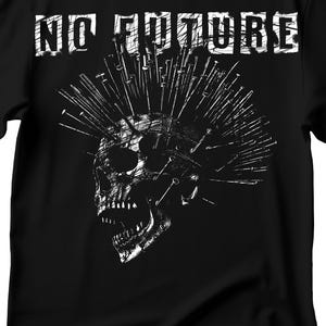 Peut inclure: T-shirt noir avec un motif blanc d'un crâne orné de clous. Le texte "NO FUTURE" est imprimé au-dessus du crâne dans une police usée. Le design a un style punk rock.