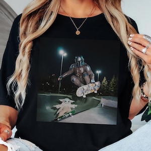 Mandalorian Grogu Skateboardtröja, Rolig Star Wars Baby Yoda Skatepark Grafisk T-shirt för Herrar Damer bild 1