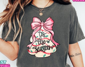 Comfort Colors® Tis the Season Koszulka świąteczna, T-shirt z kokardą na choinkę, Koszulka z grafiką świąteczną, Vintage prezent świąteczny, Przytulna koszulka zimowa 2025