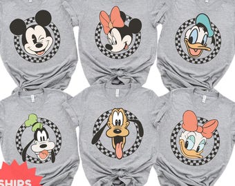 パーソナライズされたミッキーと仲間たちのシャツ、ディズニーランド旅行Tシャツ、レトロなディズニーシャツ、ディズニーファミリーバケーションシャツ、ディズニーオールキャラクターシャツ