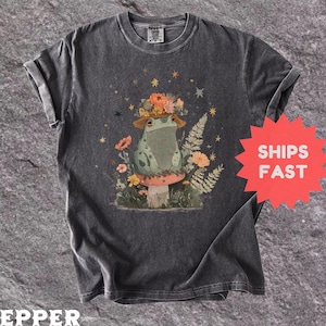 Comfort Colors® Cottagecore Frosch-Shirt, Pilz-Shirt, wunderlicher Frosch, Blumenkröten-Shirt, Fairycore, niedlicher Waldfrosch, ästhetisches Geschenk