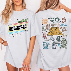 以下が含まれることがあります： ベビーヨーダとライトセーバーのグラフィックが特徴のライトブルーTシャツ。前面には「MAY THE 4TH BE WITH YOU」の文字。背面にはスターウォーズのキャラクターと引用句、例えば「STAR WARS」が描かれています。