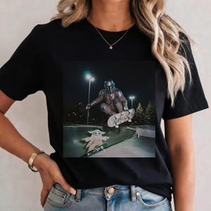 Mandalorian Grogu Skateboardtröja, Rolig Star Wars Baby Yoda Skatepark Grafisk T-shirt för Herrar Damer bild 2