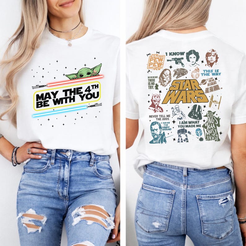 以下が含まれることがあります： 白いTシャツ。前面には、ライトセーバーと「MAY THE 4TH BE WITH YOU」の文字と、ベビーヨーダのグラフィック。背面にはスターウォーズのキャラクターと引用句が描かれています。カジュアルウェアアイテムです。