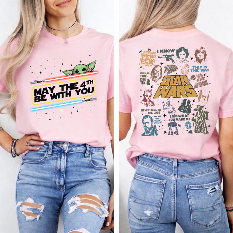 以下が含まれることがあります： ピンク色のTシャツ。ベビーヨーダ、ライトセーバー、そして「MAY THE 4TH BE WITH YOU」の文字が描かれています。背中にはスターウォーズのキャラクターと引用句が描かれています。このTシャツはクルーネックです。