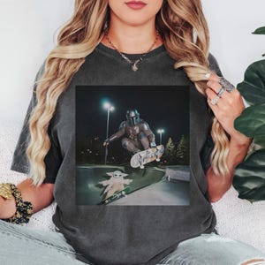Mandalorian Grogu Skateboardtröja, Rolig Star Wars Baby Yoda Skatepark Grafisk T-shirt för Herrar Damer bild 5