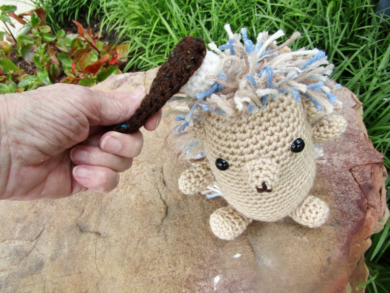 Hérisson Henrietta avec brosse à cheveux. Animal en peluche. Hérisson fait main au crochet. Piquants de laine pour des câlins doux. Peluche animal des bois image 8