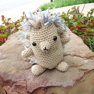 Hérisson Henrietta avec brosse à cheveux. Animal en peluche. Hérisson fait main au crochet. Piquants de laine pour des câlins doux. Peluche animal des bois image 7