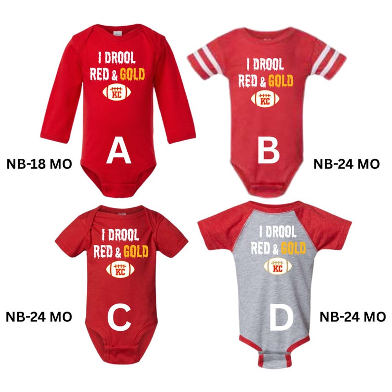 Op de afbeelding: Vier rode babyrompers met de tekst "I DROOL RED & GOLD" en een voetbalafbeelding. De rompers hebben verschillende mouwlengtes en kleurencombinaties, waaronder een grijs en rode raglanstijl. Maten vari&euml;ren van NB-18 MO tot NB-24 MO.