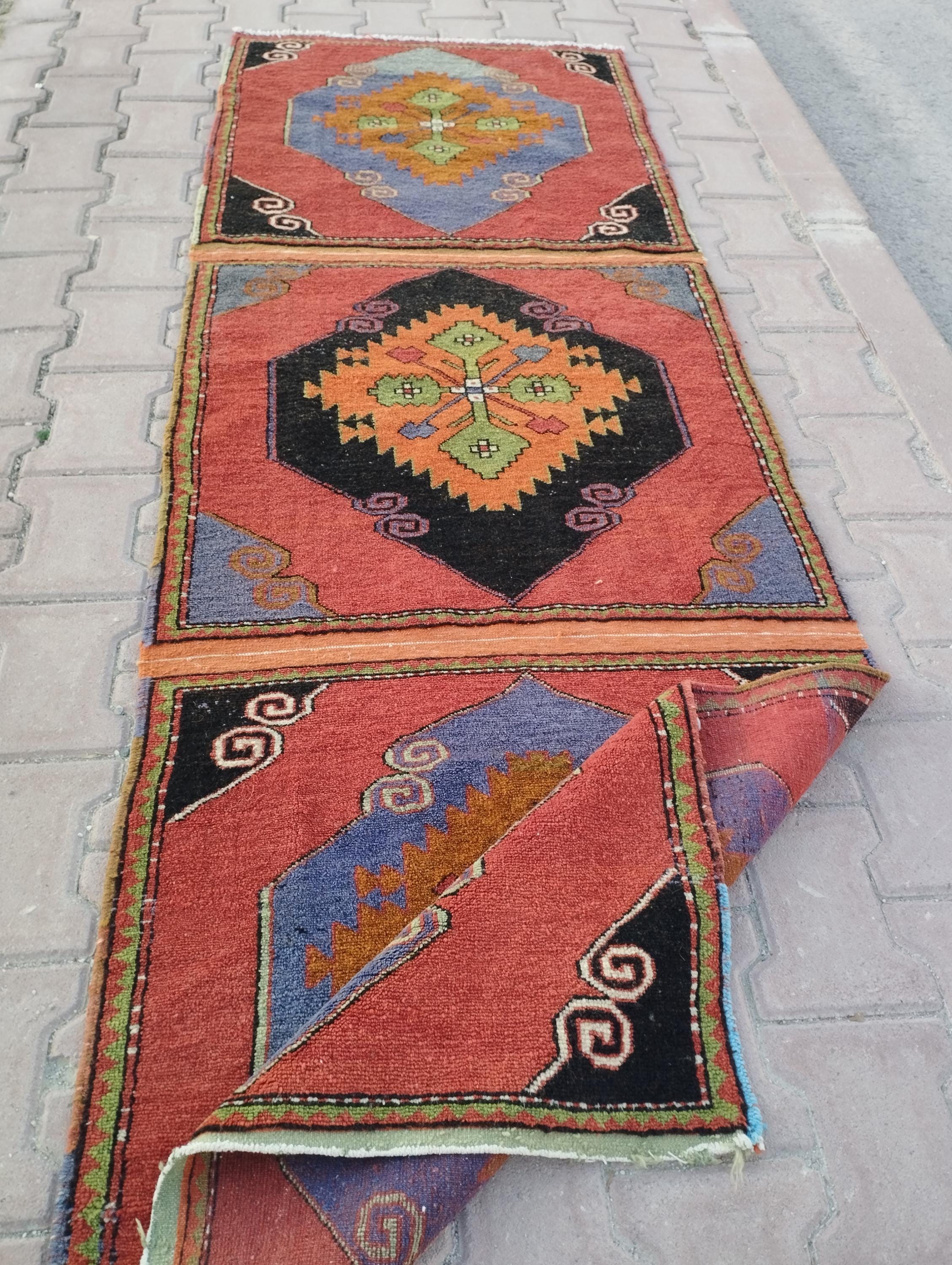 ヴィンテージ ウシャック ランナーラグ：赤、オレンジ、グレーのトルコ