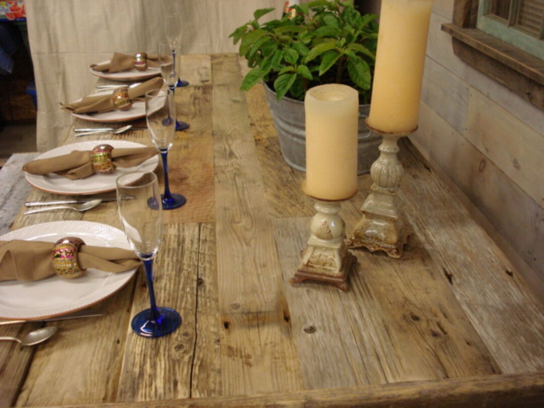 手作りの流木で作られた素朴な木製テーブル。ご自宅に海辺の雰囲気を