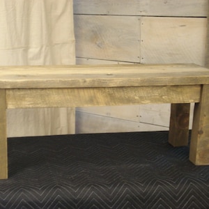 Banco de granja (36 x 15) Fabricado con madera de aserradero local, encanto campestre.