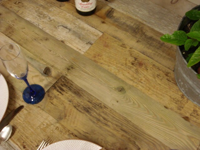 手作りの流木で作られた素朴な木製テーブル。ご自宅に海辺の雰囲気を