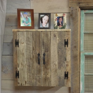Prachtige handgemaakte rustieke kast van drijfhout met gesloten zijkanten (24 x 10 x 24 inch), middelste plank, stevige constructie