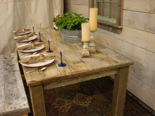 手作りの流木で作られた素朴な木製テーブル。ご自宅に海辺の雰囲気を