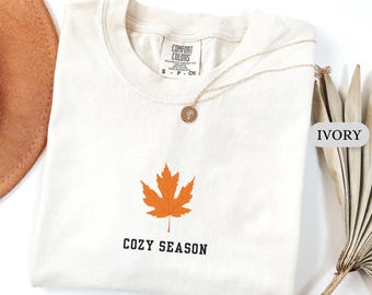 Camiseta acogedora de temporada de Halloween / Camiseta gráfica de otoño con hojas / Camiseta de temporada espeluznante / Camiseta acogedora de otoño con parche de calabaza / Camiseta de otoño para mujer.
