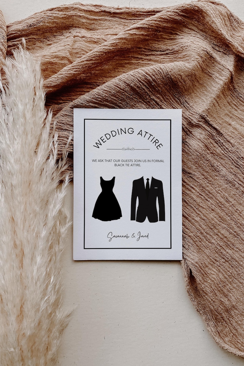 K&ouml;nnte beinhalten: Eine wei&szlig;e Karte mit schwarzem Text, der "Wedding Attire" und "We ask that our guests join us in formal black tie attire." lautet. Die Karte zeigt au&szlig;erdem eine schwarze Silhouette einer Frau in einem Kleid und eines Mannes im Anzug mit Krawatte. Der Text "Savannah & Jared" ist unten auf der Karte in Kursivschrift geschrieben.