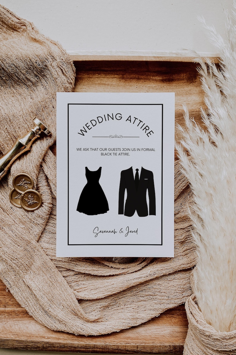 K&ouml;nnte beinhalten: Eine wei&szlig;e Karte mit schwarzem Text, der "Wedding Attire" und "We ask that our guests join us in formal black tie attire." lautet. Die Karte zeigt auch eine schwarze Silhouette eines Kleides und eines Smokings. Der Text "Savannah & Jared" befindet sich am unteren Rand der Karte.