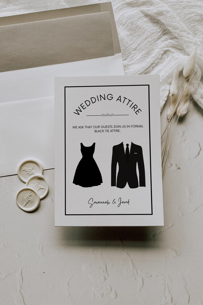 K&ouml;nnte beinhalten: Eine wei&szlig;e Karte mit schwarzem Text und Rahmen. Der Text lautet "Wedding Attire" und "We ask that our guests join us in formal black tie attire." Die Karte zeigt auch eine schwarze Silhouette einer Frau in einem Kleid und eines Mannes im Anzug. Der Text "Savannah & Jared" befindet sich am unteren Rand der Karte.