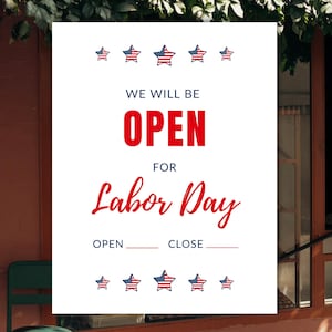 Pode incluir: Uma placa branca com o texto "WE WILL BE OPEN FOR Labor Day" em vermelho e preto. A placa é decorada com estrelas vermelhas, brancas e azuis. A placa é exibida fora de um edifício.