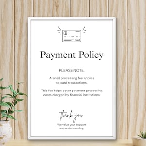 Pode incluir: Uma placa branca emoldurada com o texto "Payment Policy" e um ícone de cartão de crédito. A placa inclui uma nota sobre uma pequena taxa de processamento para transações com cartão e uma mensagem de agradecimento.