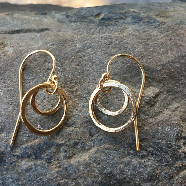 Pequeños pendientes circulares rellenos de oro de 14k, pendientes minimalistas de oro, delicados colgantes de oro cotidianos, gotas de oro martilladas