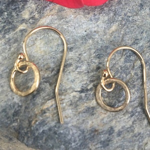 Kleine 14k gold filled cirkeloorbellen, gehamerde gouden oorbellen, gouden kleine druppels, alledaagse oorbellen afbeelding 1