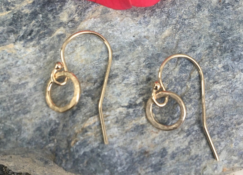 Kleine 14k gold filled cirkeloorbellen, gehamerde gouden oorbellen, gouden kleine druppels, alledaagse oorbellen afbeelding 1