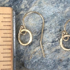 Kleine 14k gold filled cirkeloorbellen, gehamerde gouden oorbellen, gouden kleine druppels, alledaagse oorbellen afbeelding 4