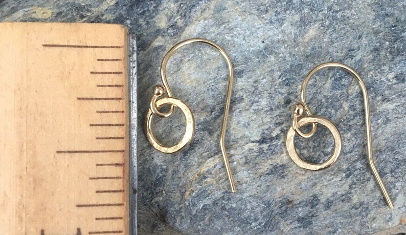 Kleine 14k gold filled cirkeloorbellen, gehamerde gouden oorbellen, gouden kleine druppels, alledaagse oorbellen afbeelding 4