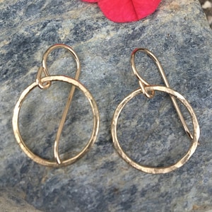 Aretes circulares rellenos de oro de 14k para uso diario, aretes circulares de oro martillado, aretes dorados para uso diario
