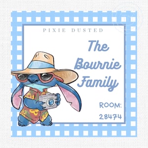 Puede incluir: Un fondo a cuadros azul claro y blanco enmarca un gráfico con Stitch de Lilo & Stitch. Stitch lleva gafas de sol, un sombrero y una camisa hawaiana, sosteniendo una cámara. El texto dice "Pixie Dusted" y "The Bournie Family, Room: 28474."